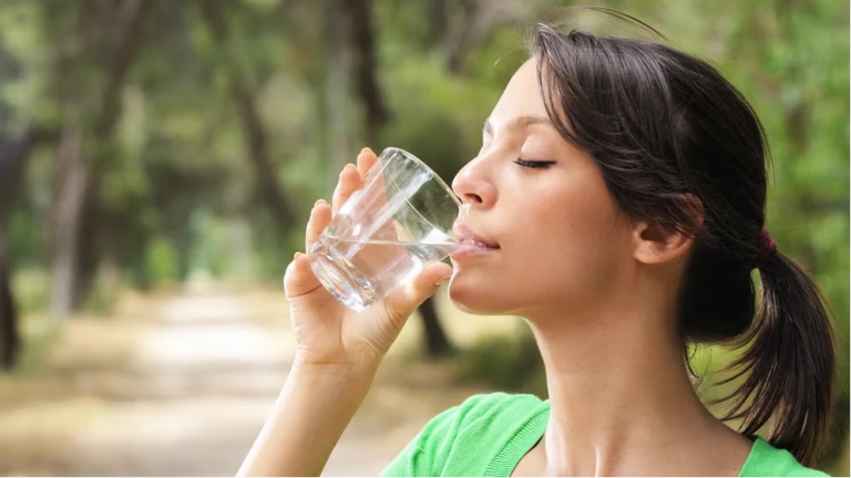 Siete beneficios de beber agua para mantenerse sano