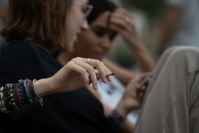 Adolescentes que fuman: encuentran un vínculo entre el tabaco y la reducción de la materia gris del cerebro