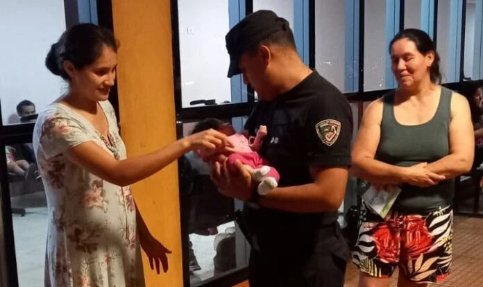 Policías reanimaron a una beba de 7 meses que se ahogó con una fruta