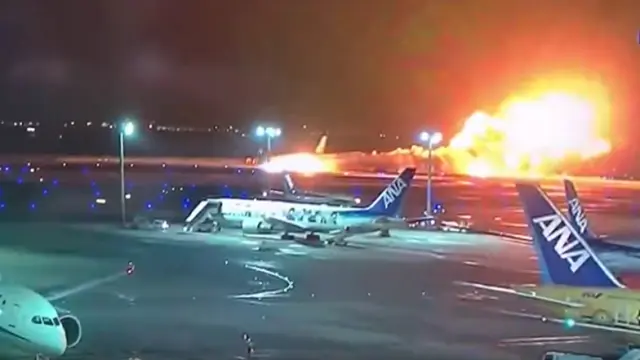 Tragedia en Japón: se incendió un avión con 350 pasajeros cuando intentaba aterrizar en un aeropuerto de Tokio