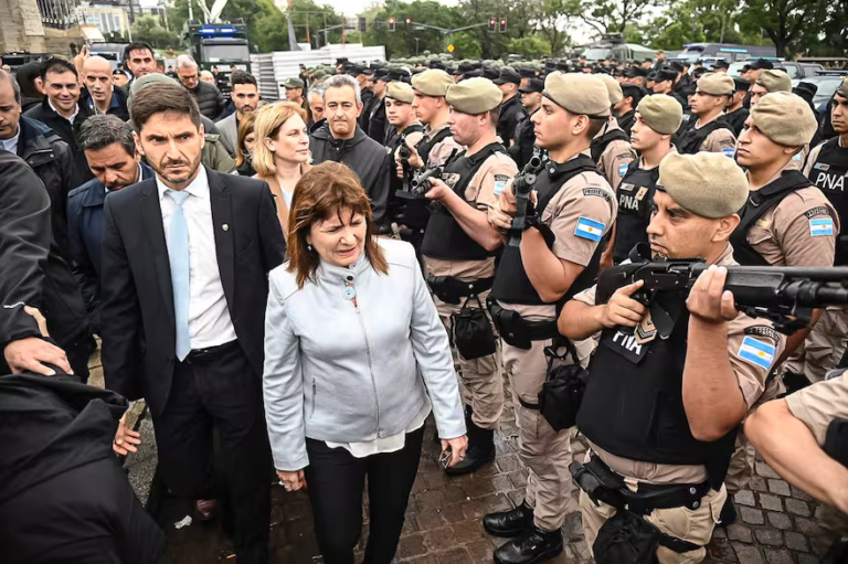 El Gobierno triplicará el despliegue de las fuerzas de seguridad en Rosario y enviará vehículos militares