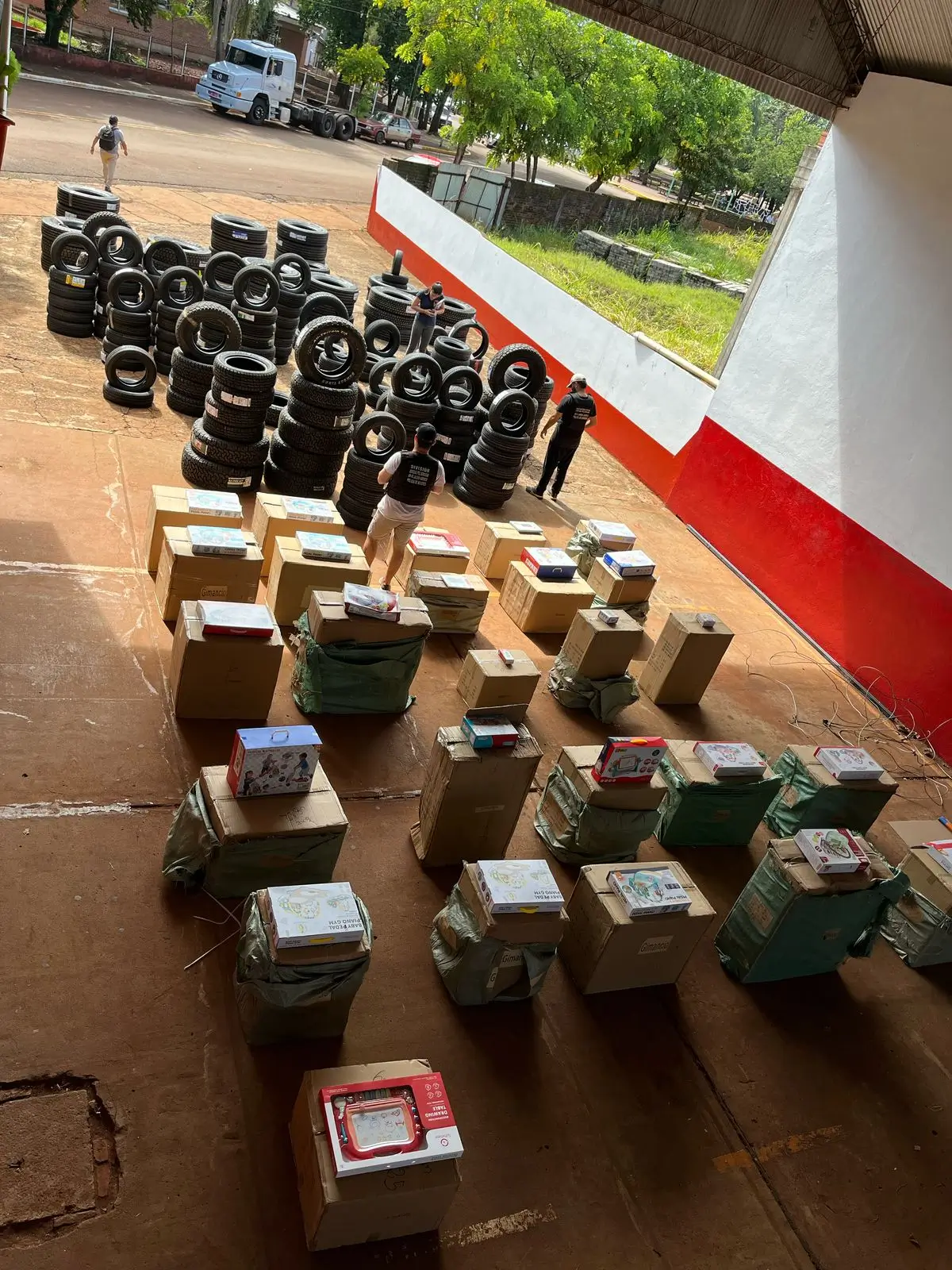 Entre los artículos incautados se encontraban 201 neumáticos, 500 juegos de gimnasio infantil, 100 perfumes árabes, aires acondicionados, electrónicos y diversos artículos del hogar.