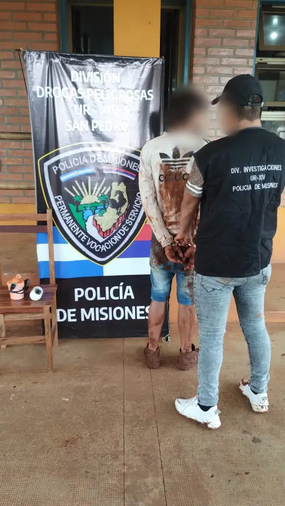 El sospechoso robó una bomba de agua y una cámara de vigilancia. La policía usó las imágenes para identificarlo rápidamente.