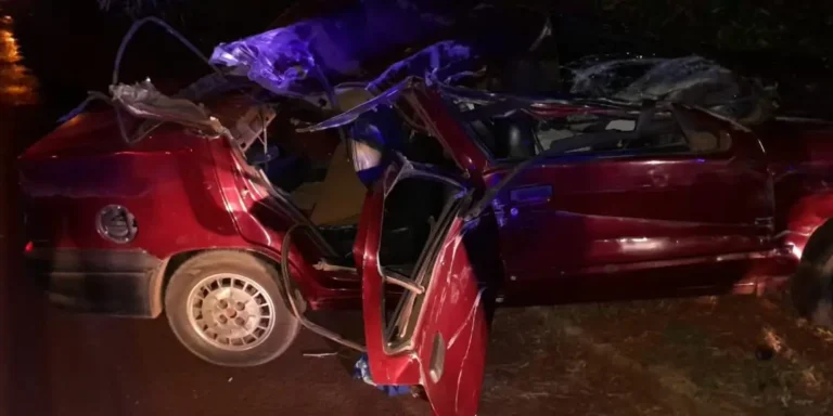 Un niño quedó atrapado entre los hierros de un auto tras chocar contra un camión