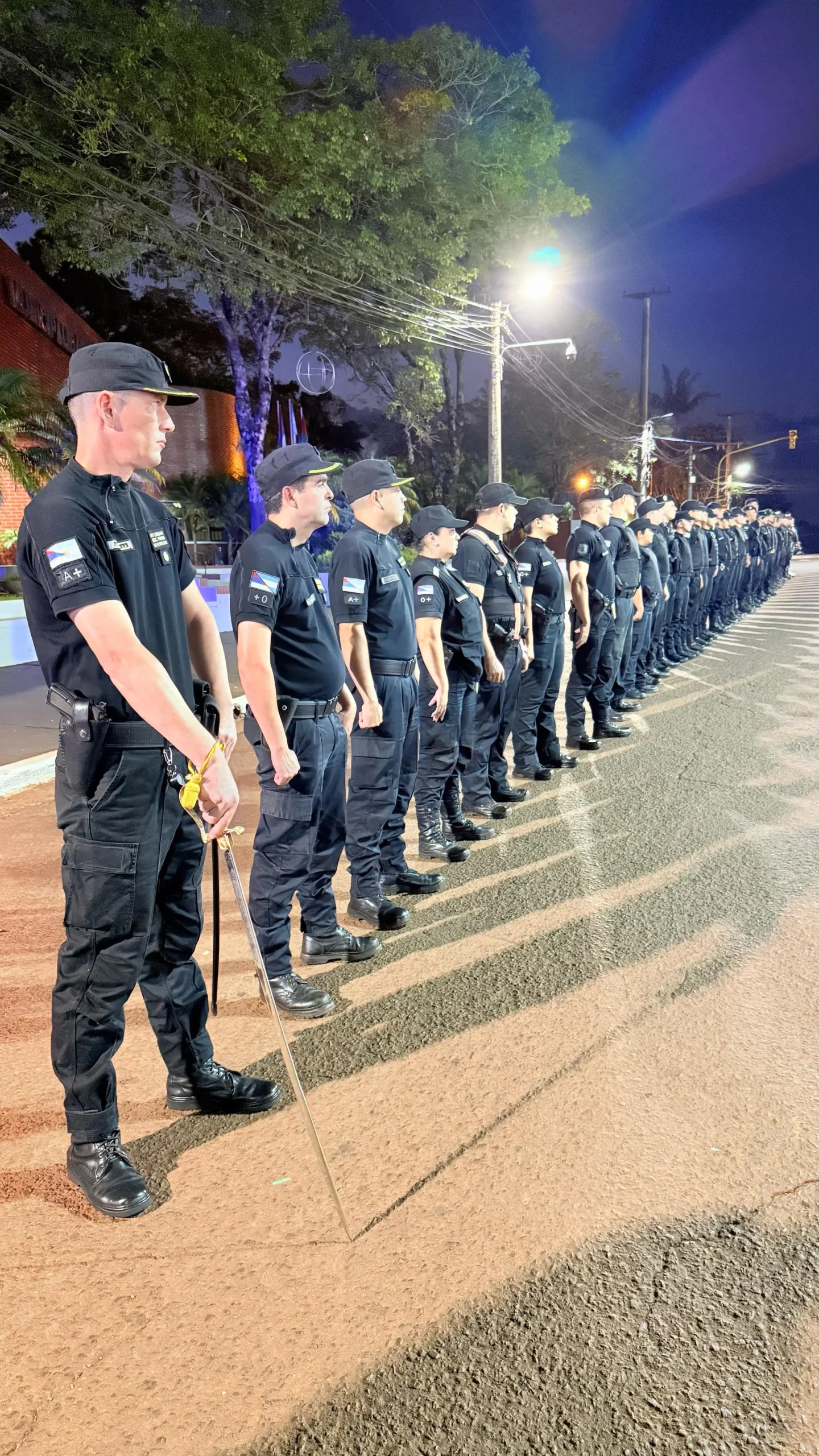Más de 1500 policías refuerzan la seguridad en barrios de Misiones con patrullas, vigilancia tecnológica y presencia estratégica en zonas clave.