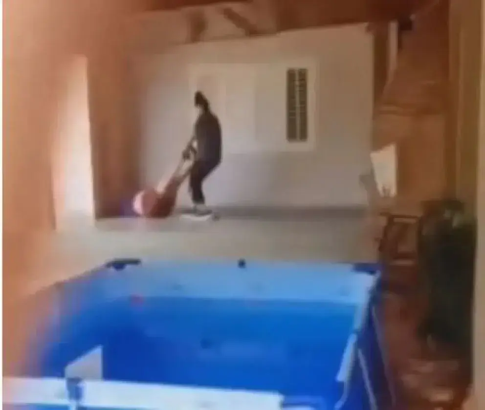 La brutalidad de las agresiones quedaron registradas en un video grabado por uno de los vecinos que intentó asistir a la jubilada