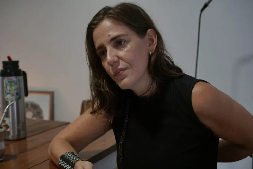 Alejandra recuerda cómo forjó su identidad ser hija de dos defensores de los derechos humanos y que estuvieron exiliados durante la dictadura militar.