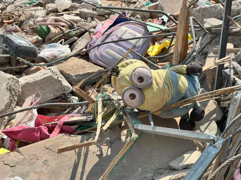 Mochilas infantiles yacen entre los escombros de una escuela preescolar en Kyaukse, a unos 44 km de Mandalay, cerca del epicentro del devastador terremoto del viernes.