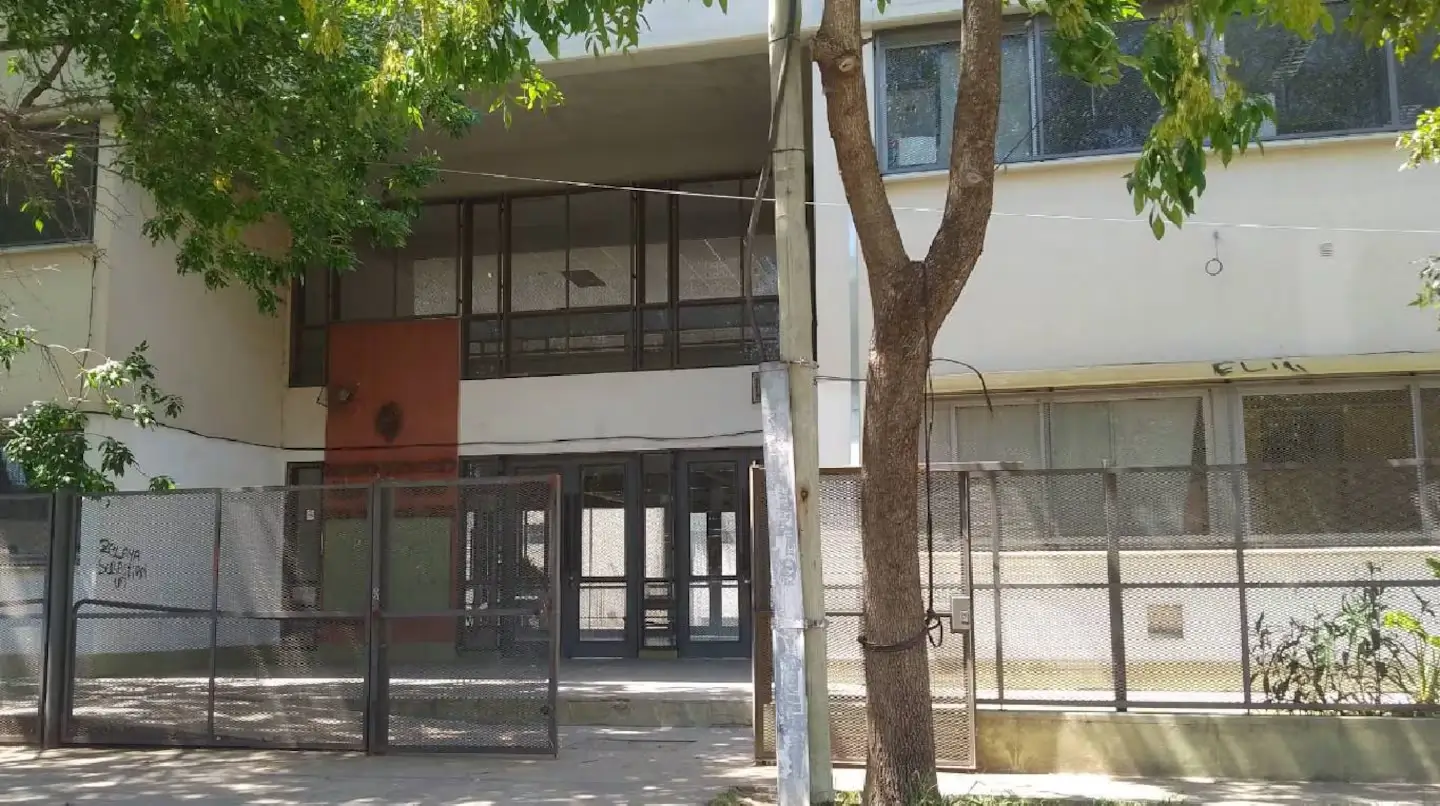 La alumna llegó con un arma de guerra y 150 municiones a la Escuela Secundaria N°26.