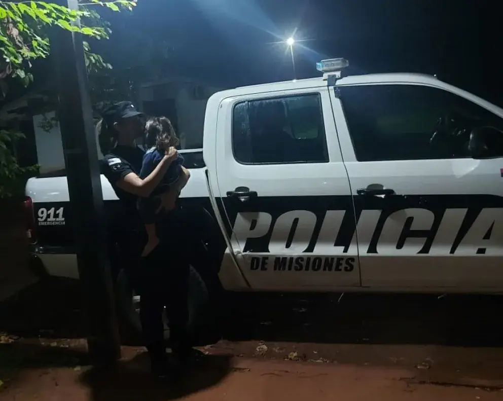 Una vecina alertó a la policía que luego de los exámenes médicos para constatar su estado de salud, ubico a la familia y la entrego para su cuidado