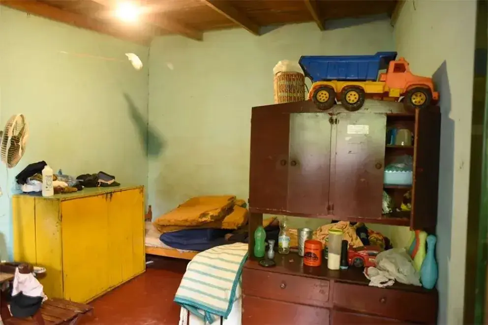 En un allanamiento en la pieza donde alquilaban, la policía encontró indicios de un ambiente de violencia doméstica persistente.