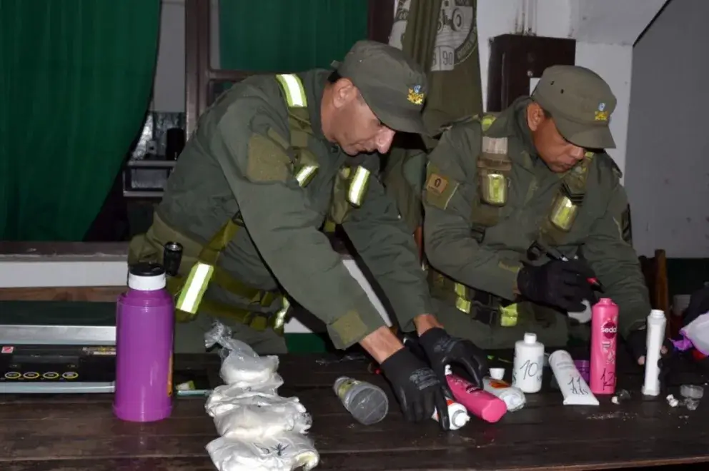Gendarmería interceptó a una mujer con casi 4 kg de cocaína en Corrientes. Investigación apunta a posible red criminal organizada.