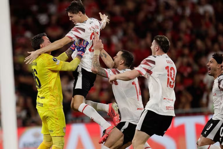 Estudiantes resistió con diez, venció por penales a Flamengo y clasificó a la final de la Libertadores