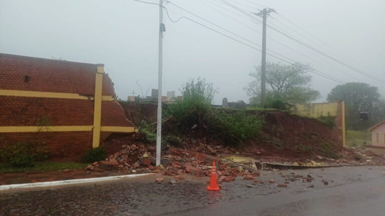 Se desplomó parte del muro del cementerio de Dos de Mayo